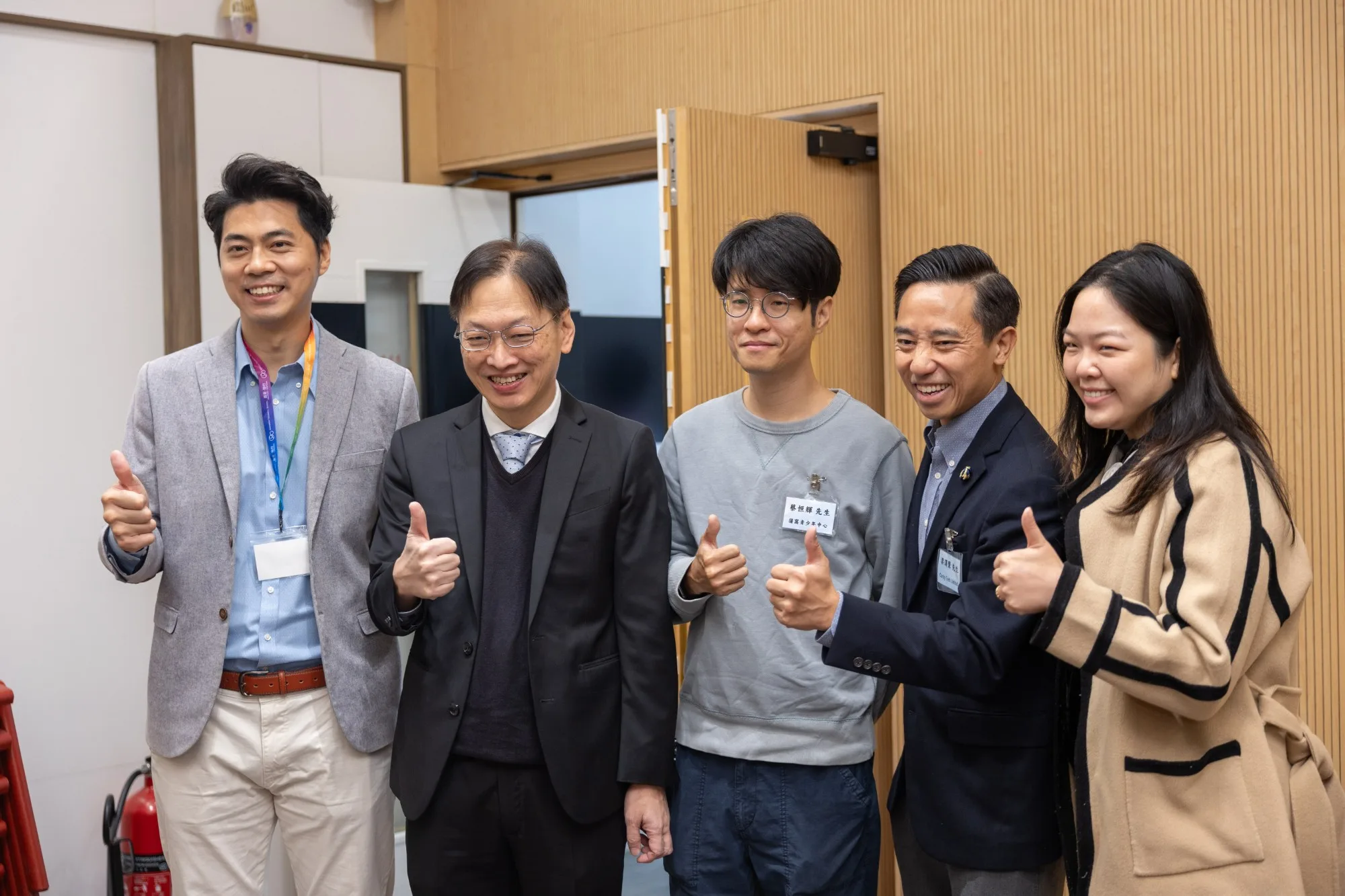 Cardy Tech 團隊與合作夥伴五人在會場合照,各人豎起拇指